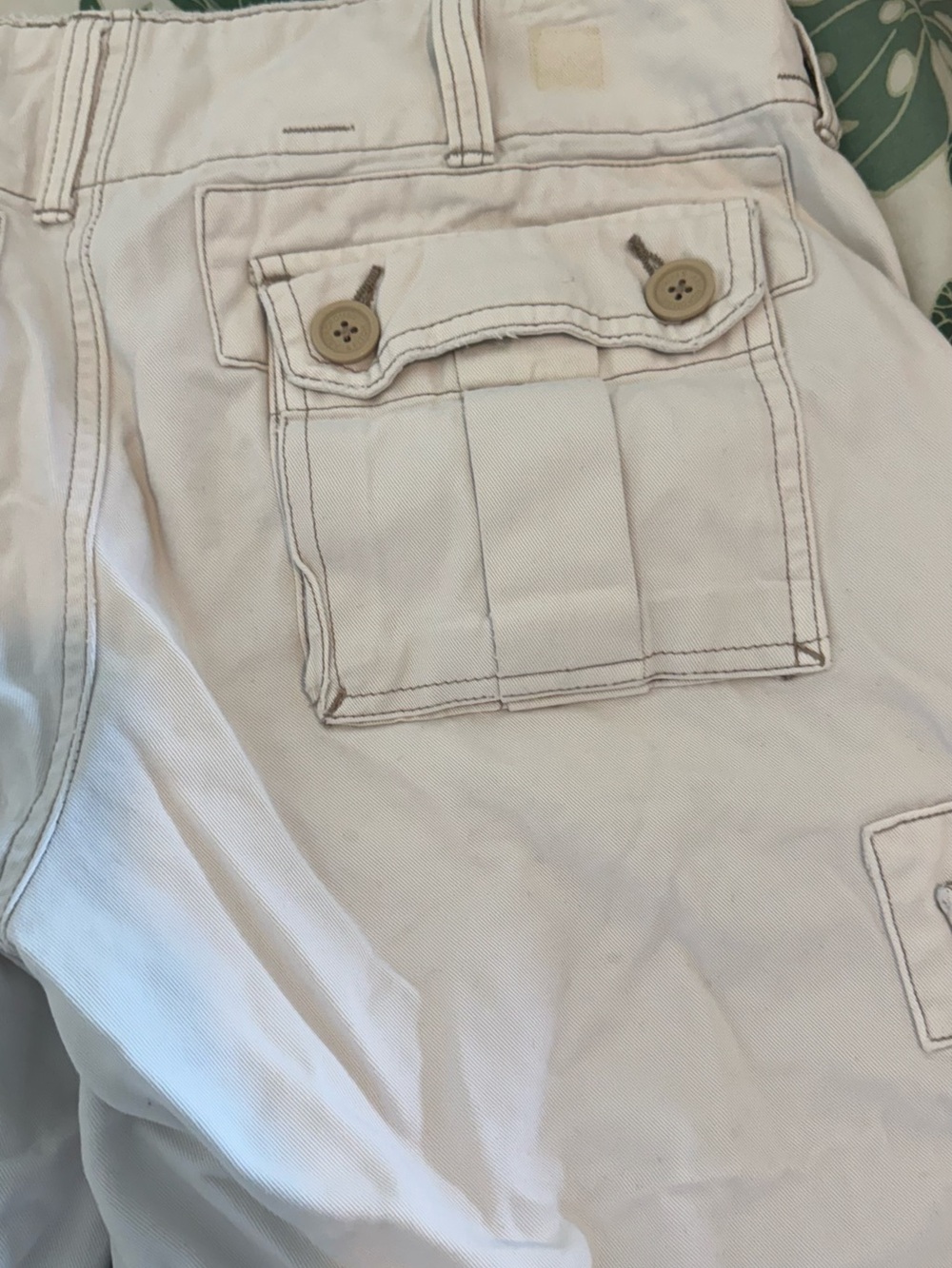 TRUE VINTAGE: Abercrombie & Fitch Women’s Y2K Low Rise White Cargo Capris - Picture 6 of 8